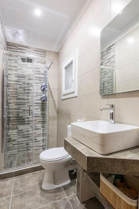 Shower, Toilet, Bathroom, towels