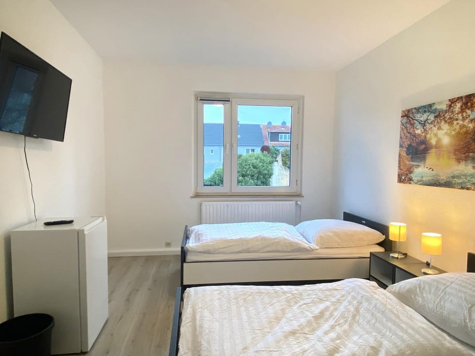 Bed, TV and multimedia, Photo of the whole room, Bedroom
