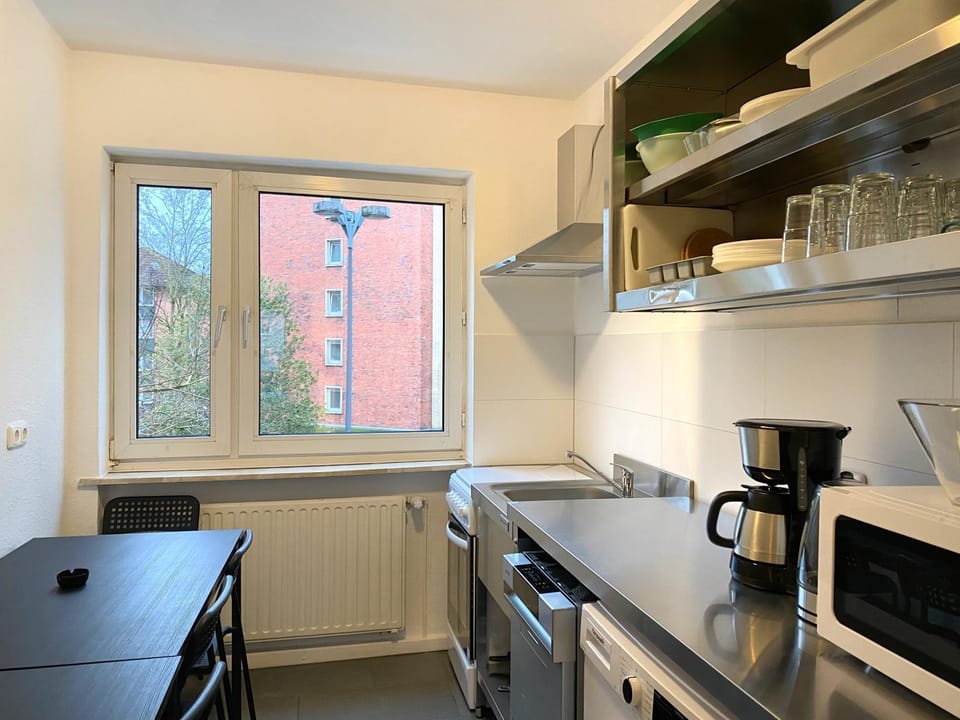 Coffee/tea facilities, Kitchen or kitchenette, Dining area, stove