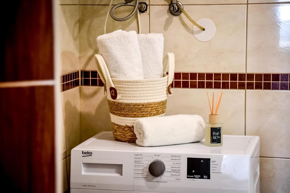 Toilet, Decorative detail, towels, washing machine
