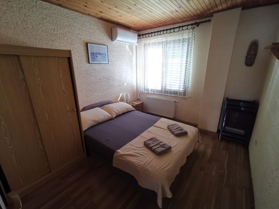 Bed, Photo of the whole room, Bedroom, towels, wardrobe, air conditioner