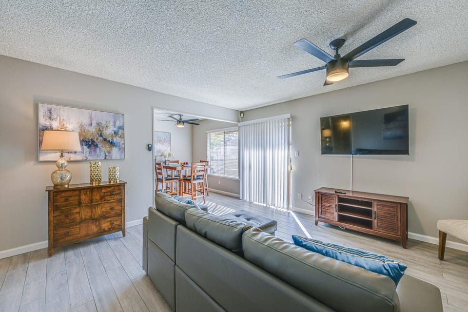 Cozy Fresno Condo w/ Balcony & Pool Access House in Fresno