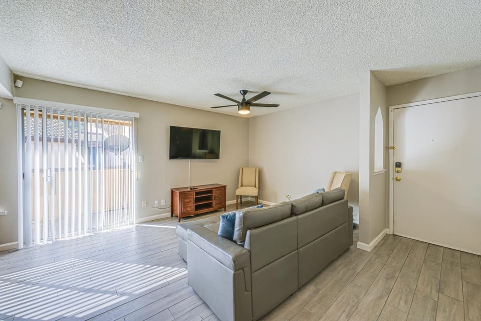 Cozy Fresno Condo w/ Balcony & Pool Access House in Fresno