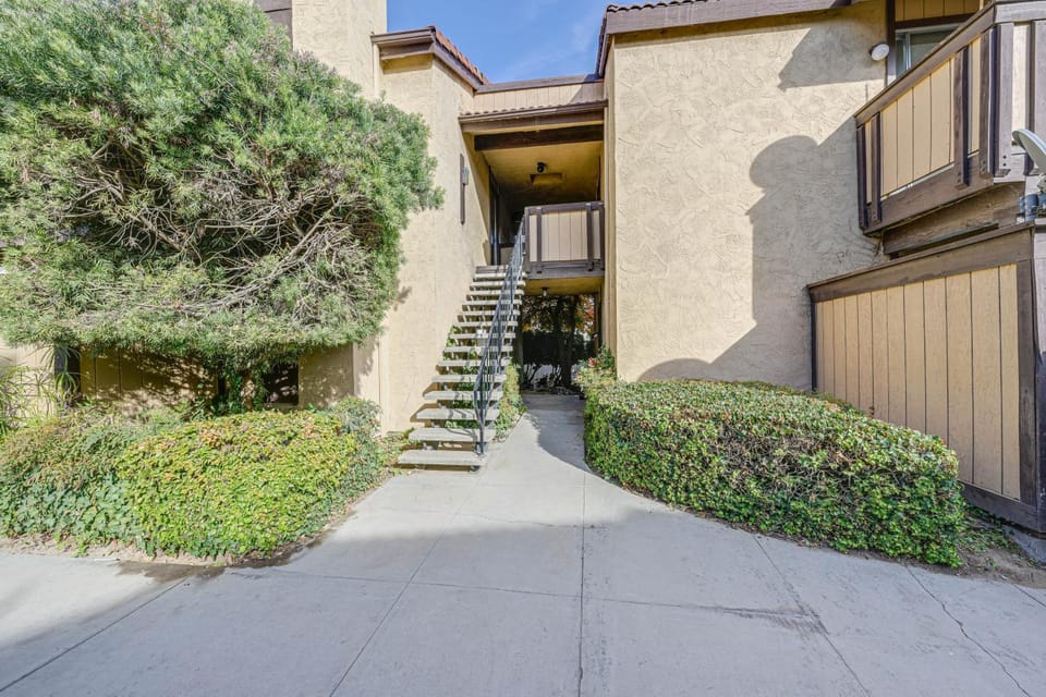 Cozy Fresno Condo w/ Balcony & Pool Access House in Fresno