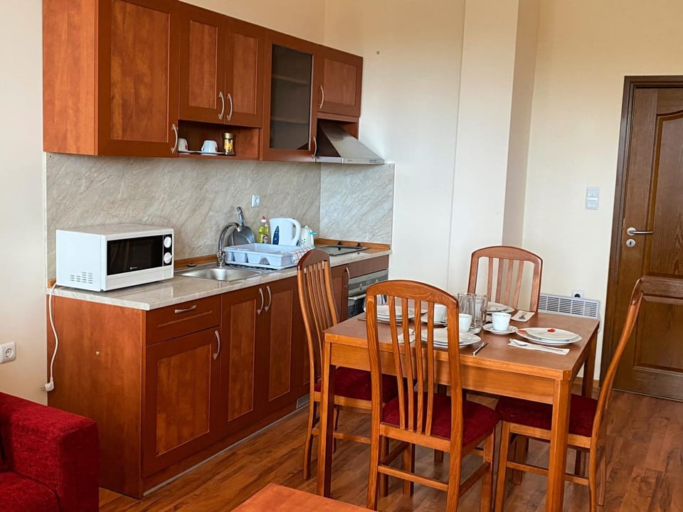 Coffee/tea facilities, Kitchen or kitchenette, Dining area, minibar, pet friendly, stove