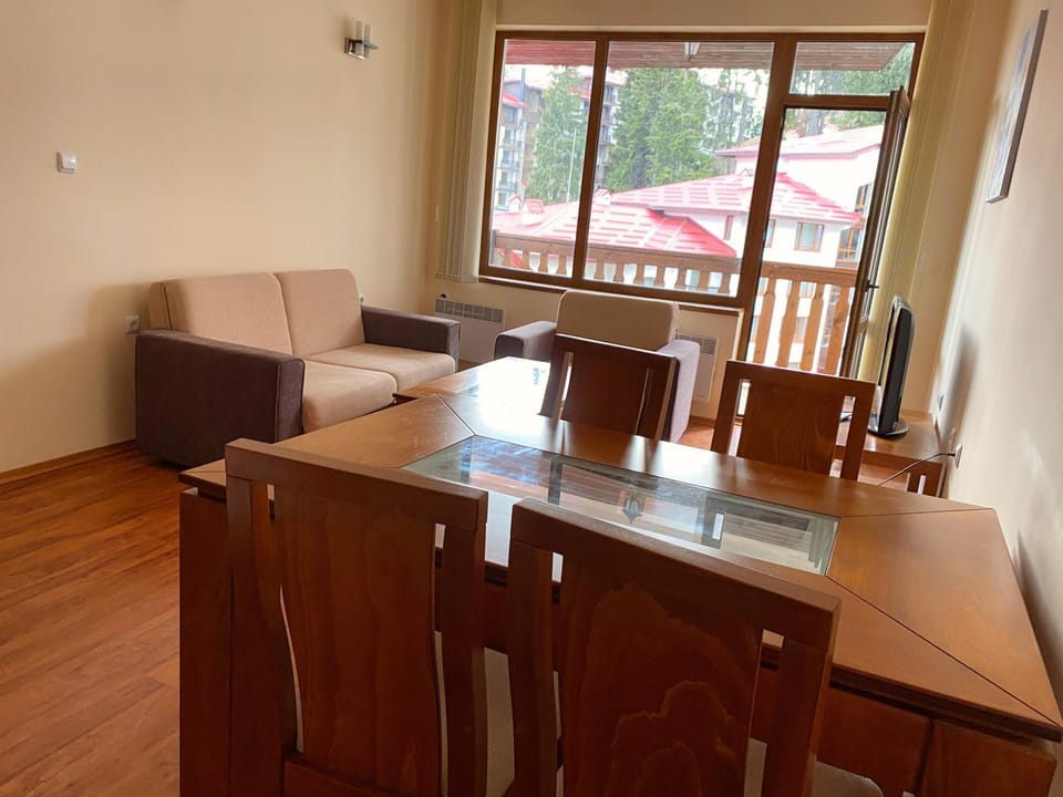 View (from property/room), Balcony/Terrace, Living room, Dining area