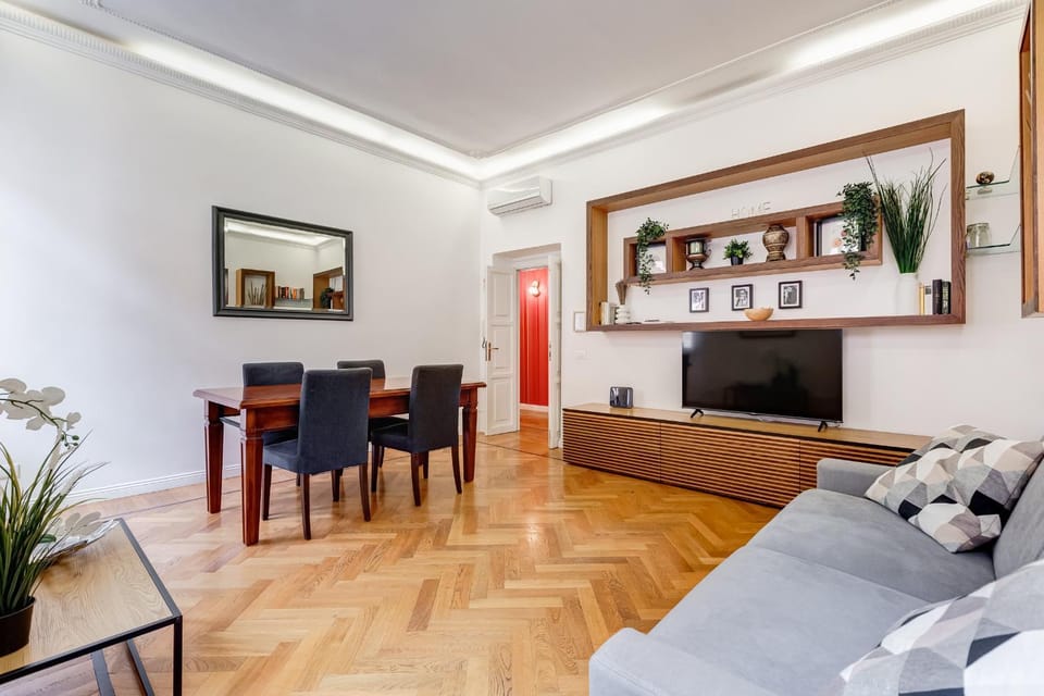TV and multimedia, Living room, Seating area, Evening entertainment