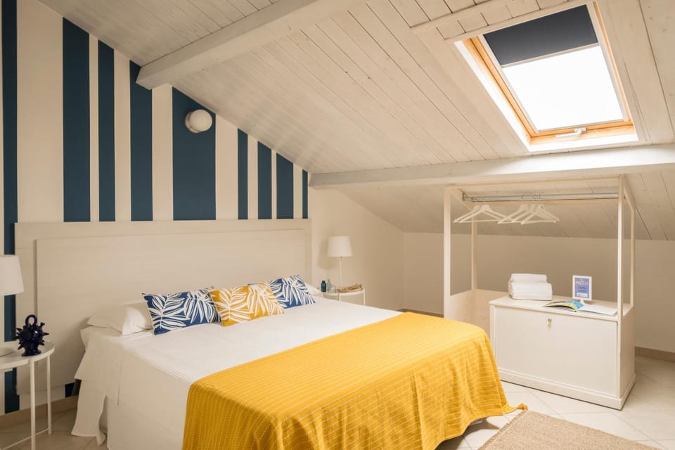 Photo of the whole room, Decorative detail, Bedroom