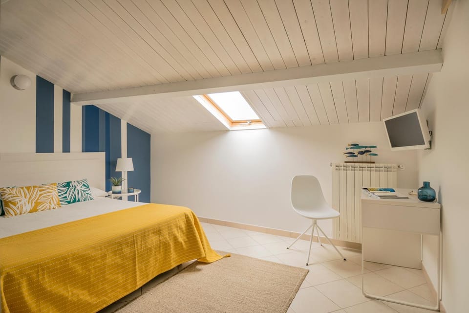 Bed, TV and multimedia, Photo of the whole room, Decorative detail, Bedroom