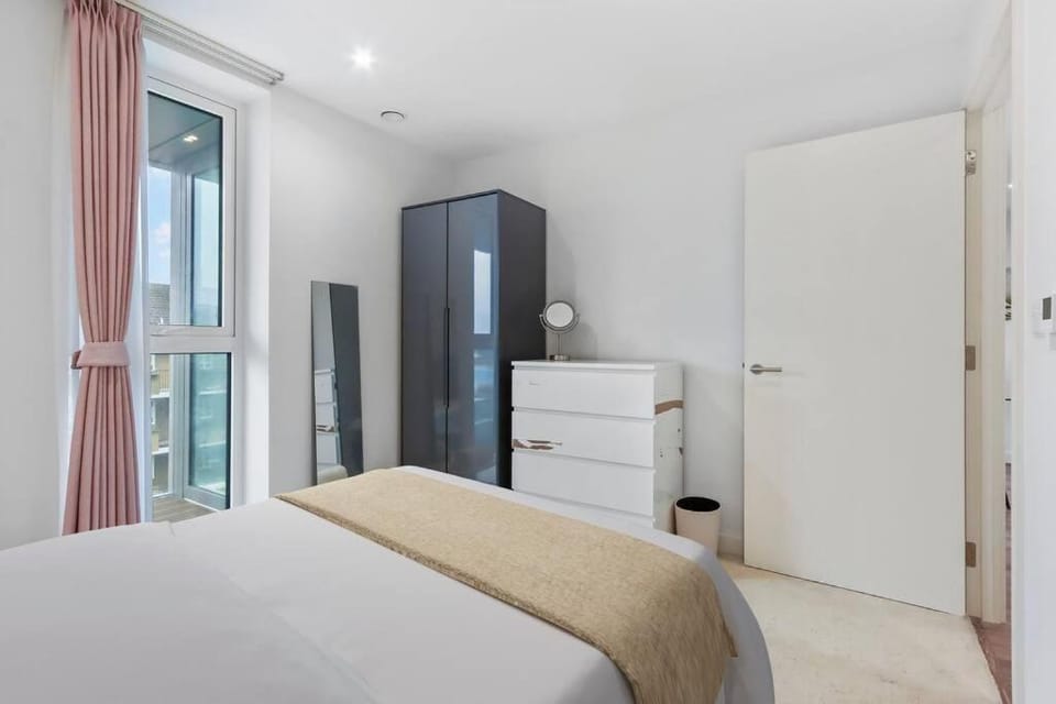Lake View Hackney Two Bed Apartment in London Borough of Islington