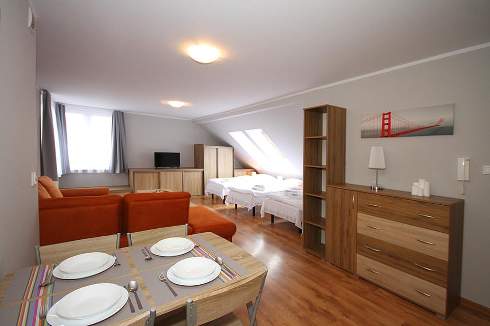 Bed, TV and multimedia, Photo of the whole room