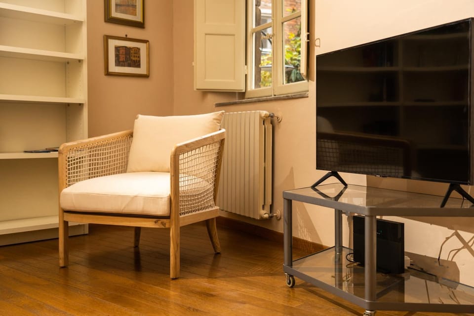 Library, TV and multimedia, Living room, Seating area, hair dresser