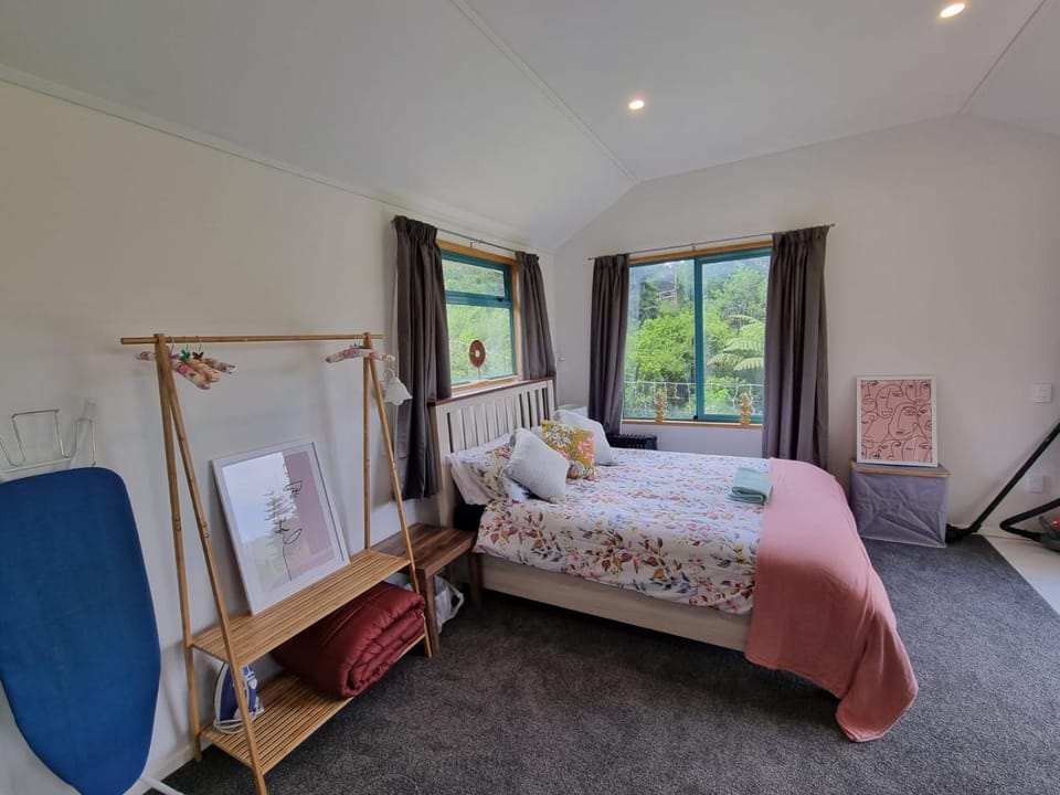 Bed, Photo of the whole room, towels