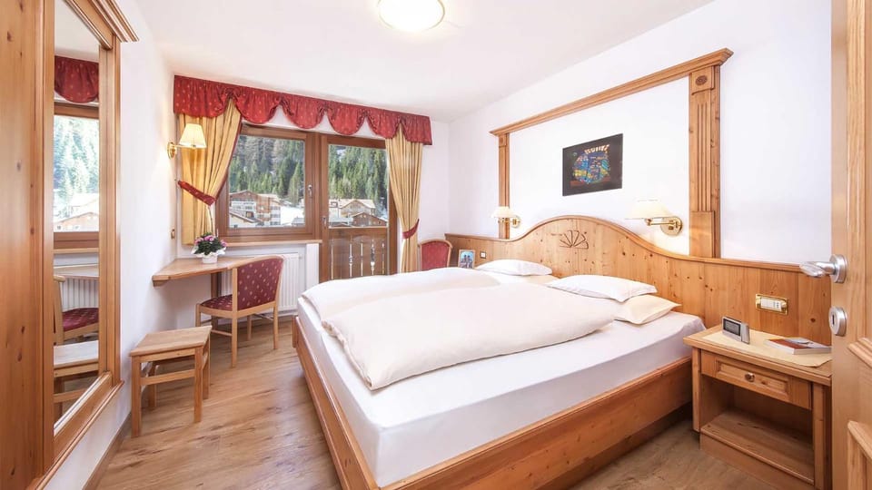 Photo of the whole room, Mountain view