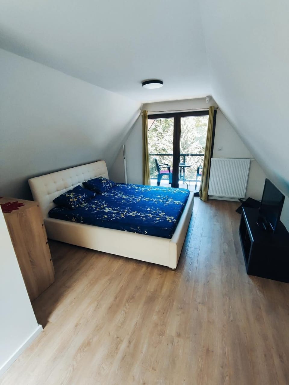 Bed, TV and multimedia, Bedroom