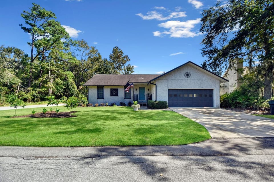 Serenity Lake Cottage House in Saint Simons Island