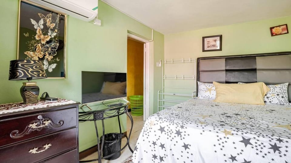Bed, TV and multimedia, Photo of the whole room, Bedroom