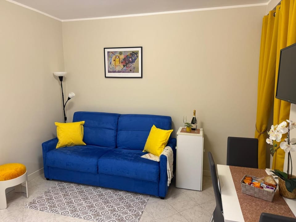 Communal lounge/ TV room, Living room, Seating area, Evening entertainment