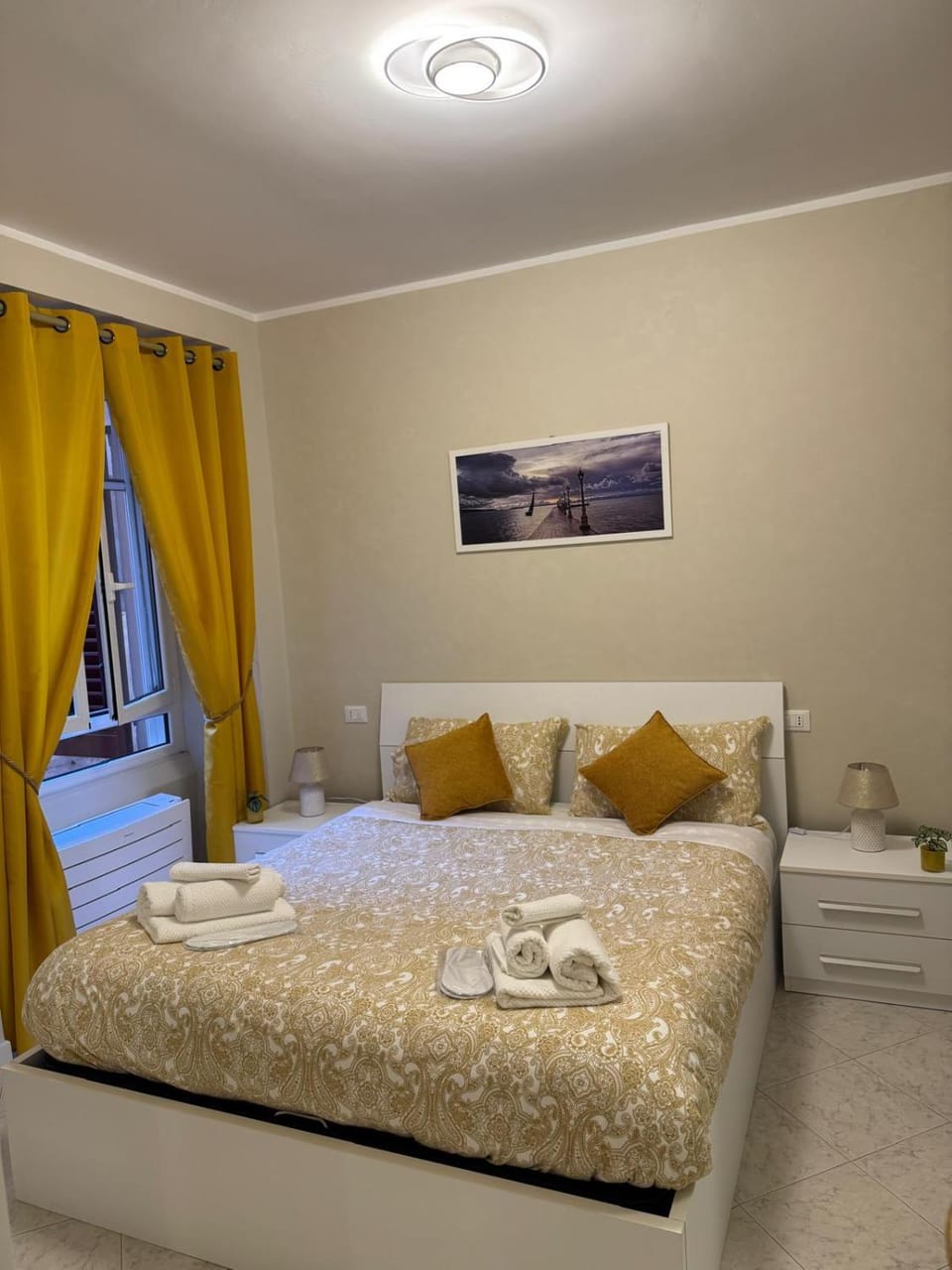 Bed, Photo of the whole room, Bedroom, towels