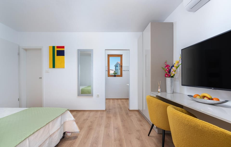 Bed, TV and multimedia, Photo of the whole room, Evening entertainment, Bedroom, hair dresser, wardrobe