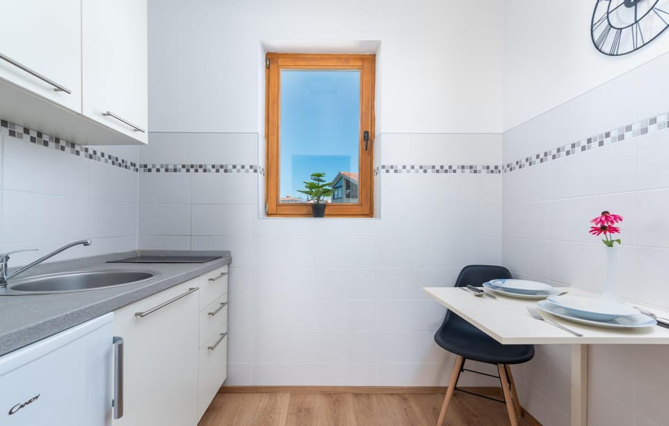 Kitchen or kitchenette, Dining area, stove