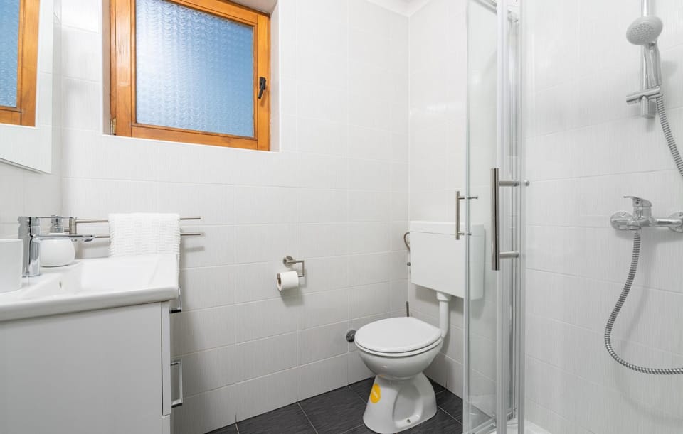 Shower, Toilet, Bathroom, towels