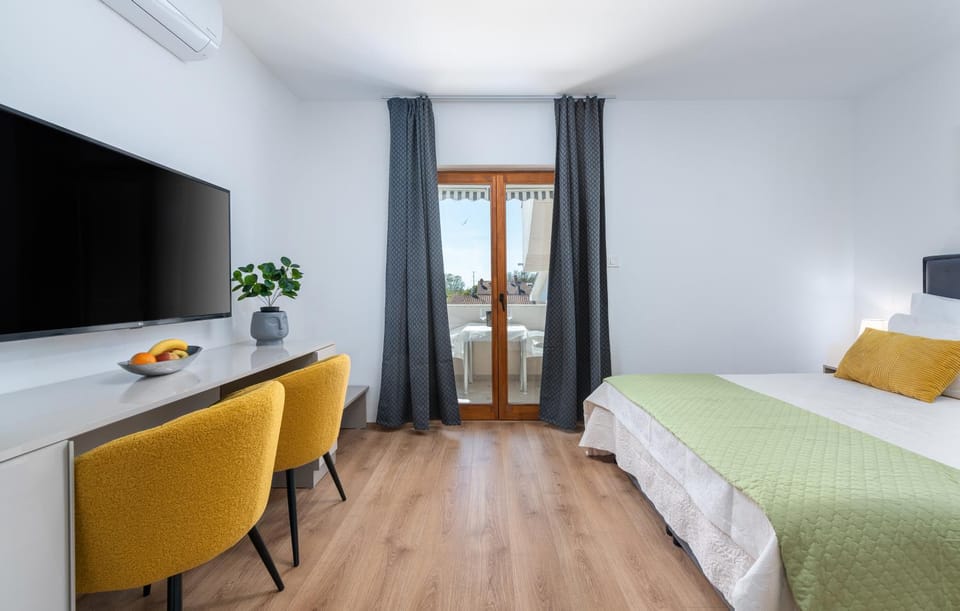 Bed, TV and multimedia, Living room, Photo of the whole room, Seating area, Evening entertainment, Bedroom, hair dresser
