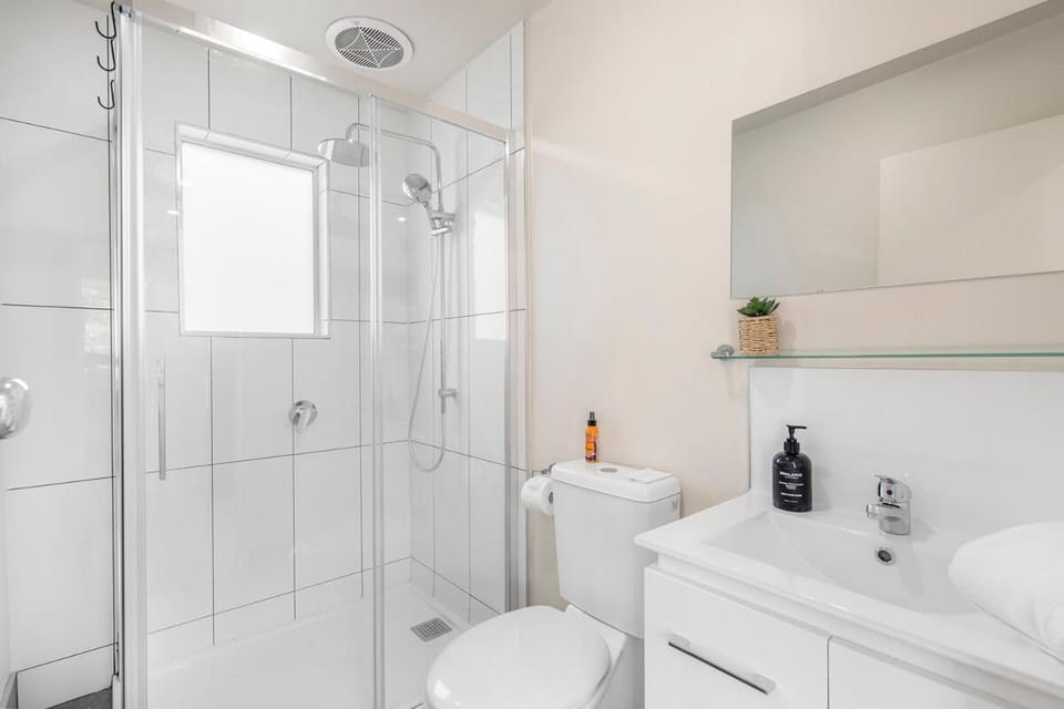 Shower, Toilet