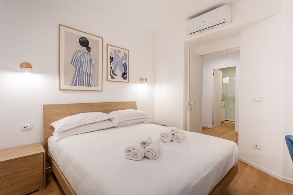 Bed, Photo of the whole room, Bedroom, towels, air conditioner