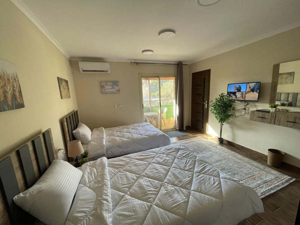 Bed, TV and multimedia, Photo of the whole room, Bedroom, air conditioner