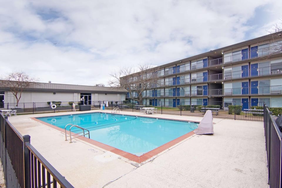 Photo of the whole room, Swimming pool