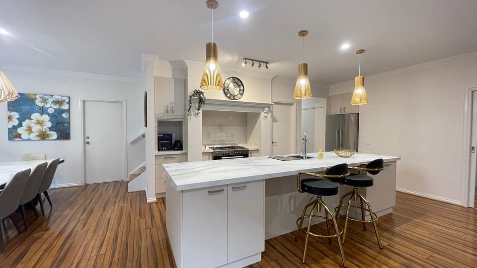 Kitchen or kitchenette, Dining area, oven, stove