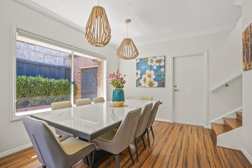 StayAU 4BRM Chic Urban Retreat House in Melbourne