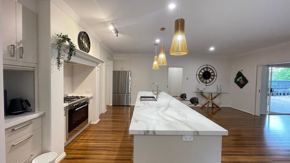 Kitchen or kitchenette, dishwasher, stove