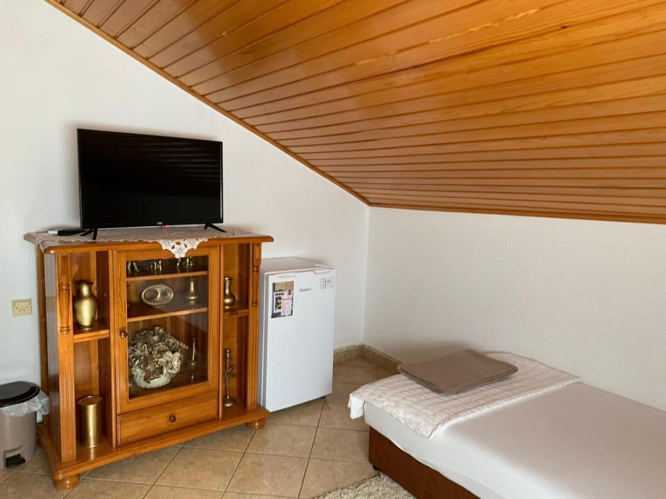 Bed, TV and multimedia, Bedroom
