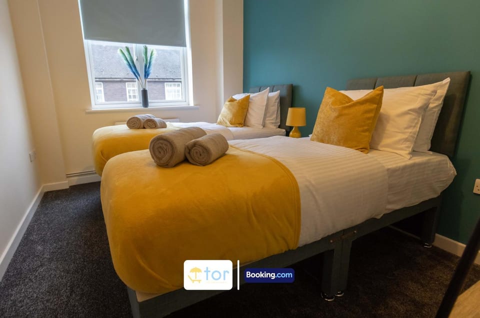 Large 2 Bedroom Apartment By The One Retreats Short Lets & Serviced Accommodation Horley Close To Gatwick Airport Apartment in Horley