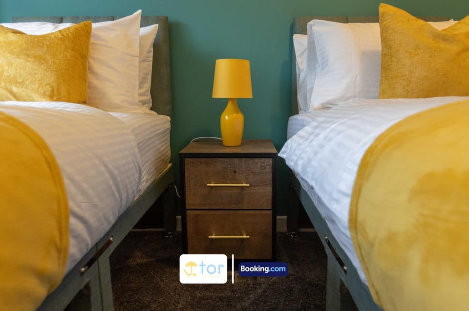 Large 2 Bedroom Apartment By The One Retreats Short Lets & Serviced Accommodation Horley Close To Gatwick Airport Apartment in Horley