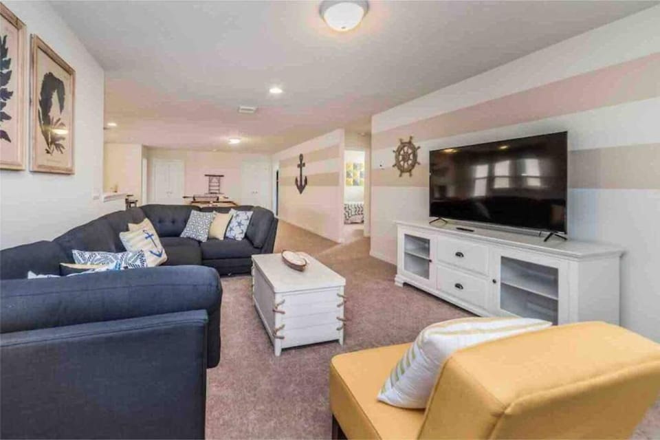 Luxury villa 9BR/6BA/theater/Pool/Spa/smart tv Villa in Four Corners