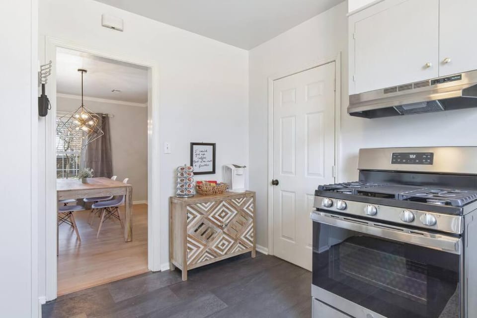 Tulsa Vintage Chic Cottage |King Bed •Expo•TU•Dtwn House in Tulsa