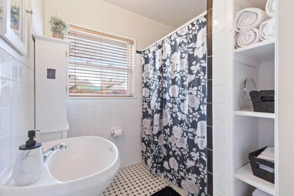 Tulsa Vintage Chic Cottage |King Bed •Expo•TU•Dtwn House in Tulsa
