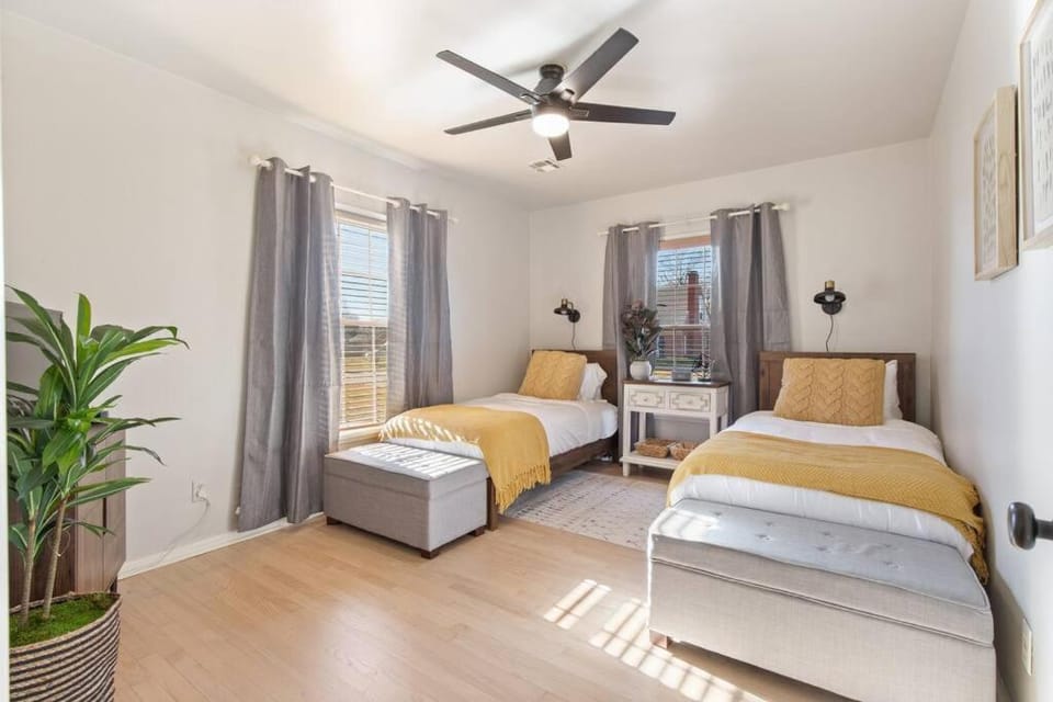 Tulsa Vintage Chic Cottage |King Bed •Expo•TU•Dtwn House in Tulsa