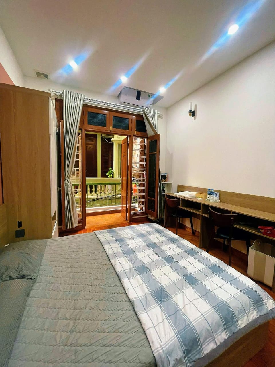 Bed, Day, Balcony/Terrace, Balcony/Terrace, Photo of the whole room, Bedroom, Time of day, wardrobe