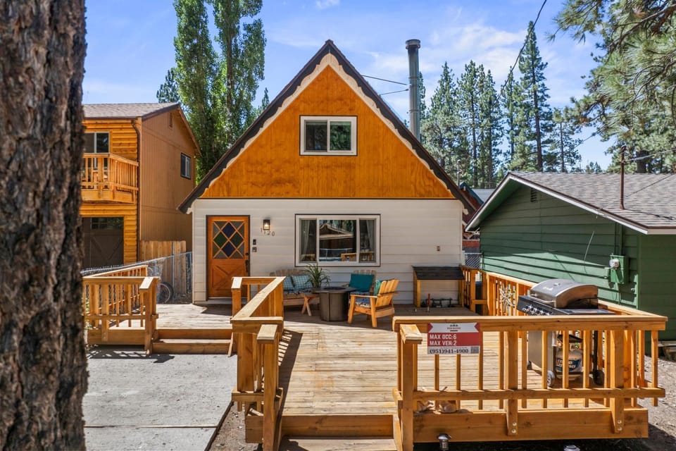 The Teddy Bear Cabin! Large Patio! Cabin in Big Bear