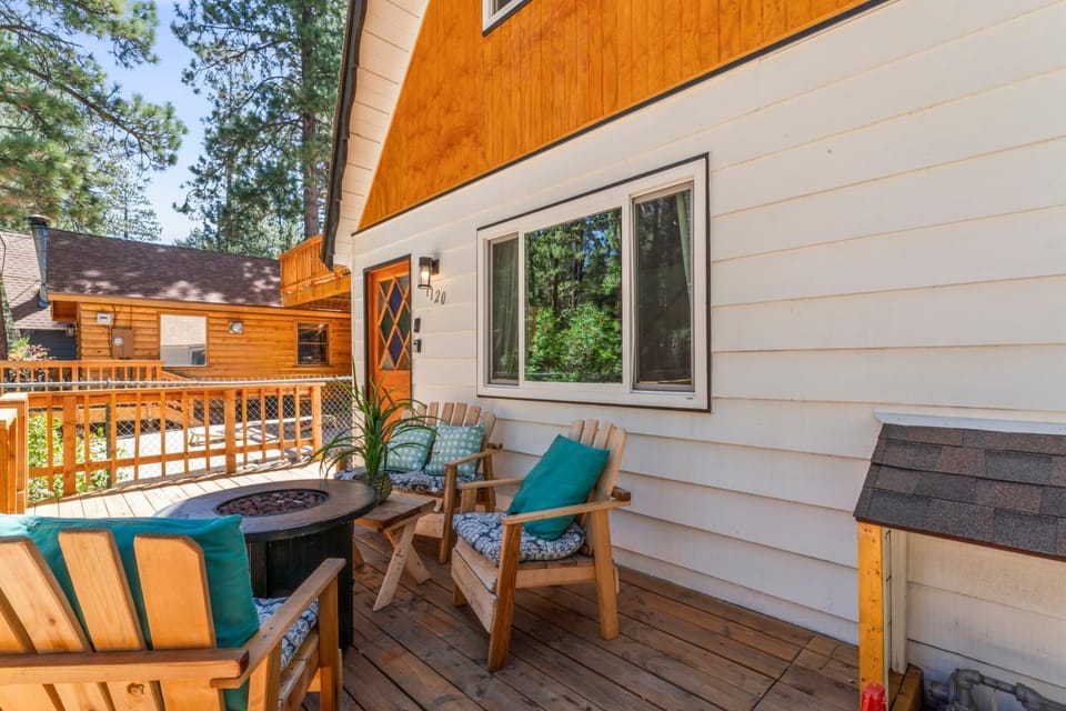 The Teddy Bear Cabin! Large Patio! Cabin in Big Bear