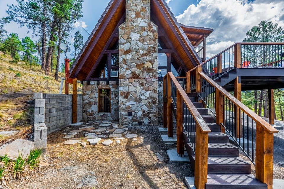 Big Rock Chalet: Gorgeous Views, Great Location, 4 Bedrooms, and a HOT TUB! House in Ruidoso