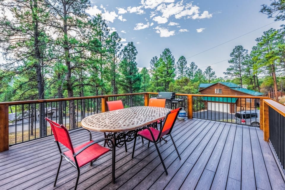 Big Rock Chalet: Gorgeous Views, Great Location, 4 Bedrooms, and a HOT TUB! House in Ruidoso