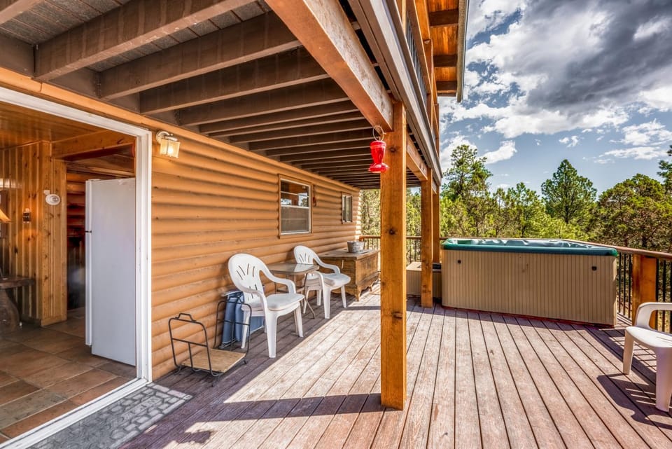 Big Rock Chalet: Gorgeous Views, Great Location, 4 Bedrooms, and a HOT TUB! House in Ruidoso