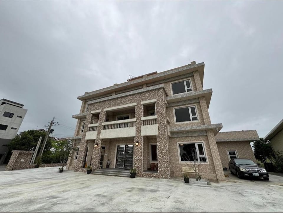 Property building, Off site, Day, Neighbourhood, Location, Parking
