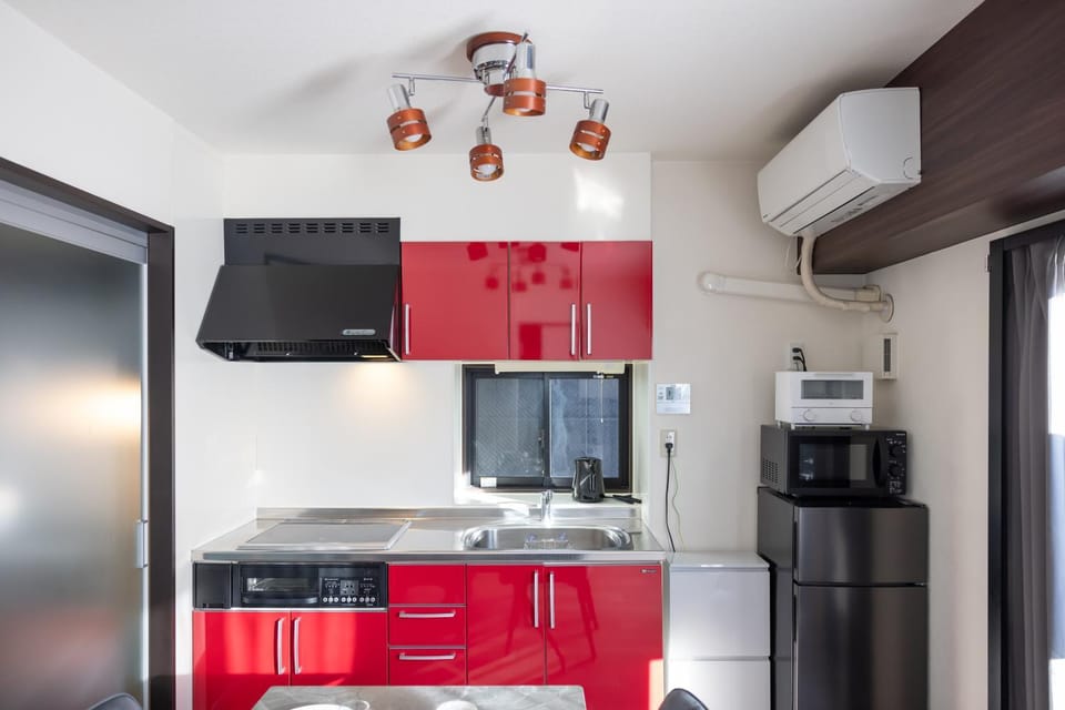 Kitchen or kitchenette, minibar, stove