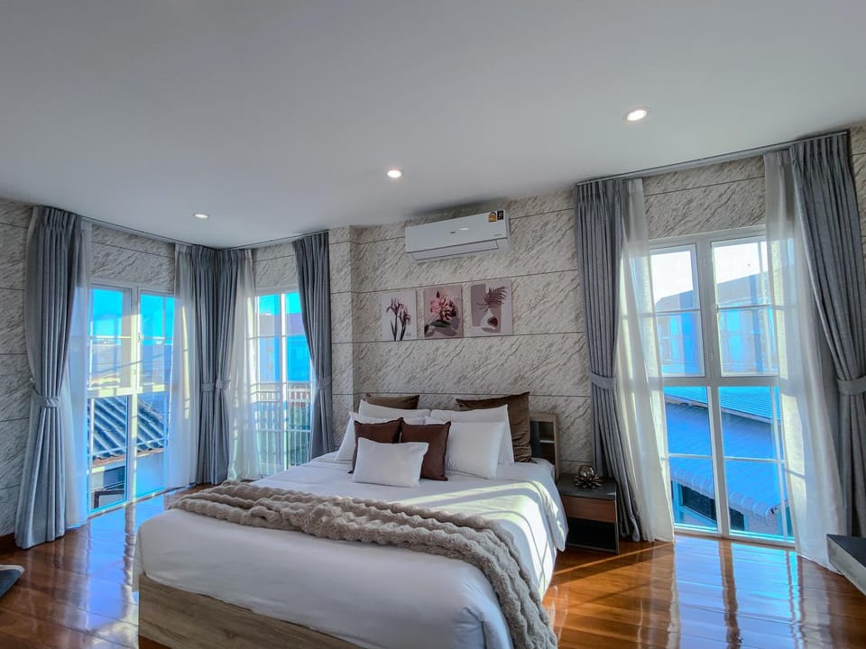 Bed, Photo of the whole room, Bedroom, air conditioner